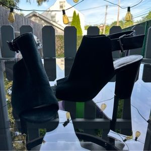 Tahari Margaret Suede Peep Toe Chunky Heel Buckle Strap Sandal in Black Size 6.5